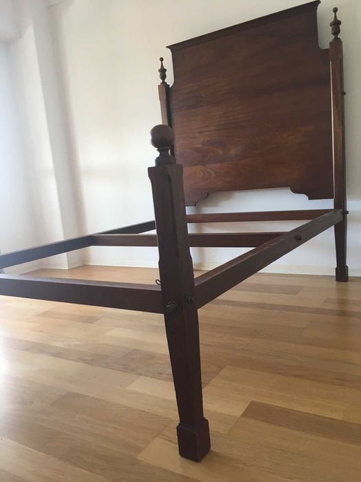 Vende-se cama casal, madeira maciça