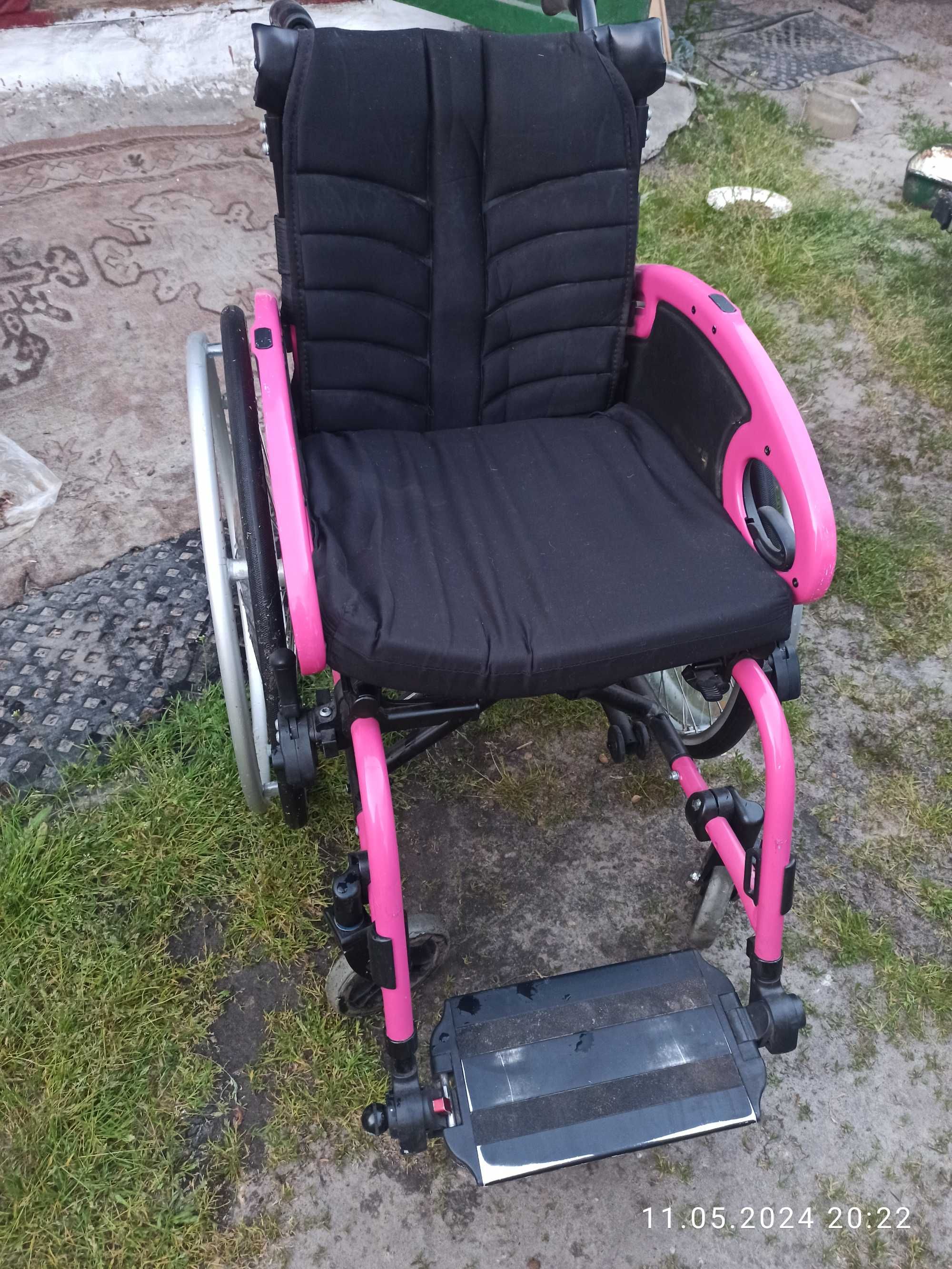 Крісло колісне для людей з обмеженими можливостями