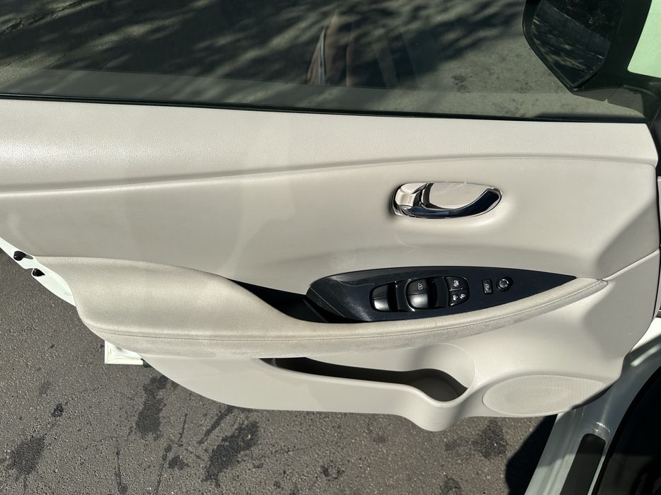 Продам Nissan Leaf