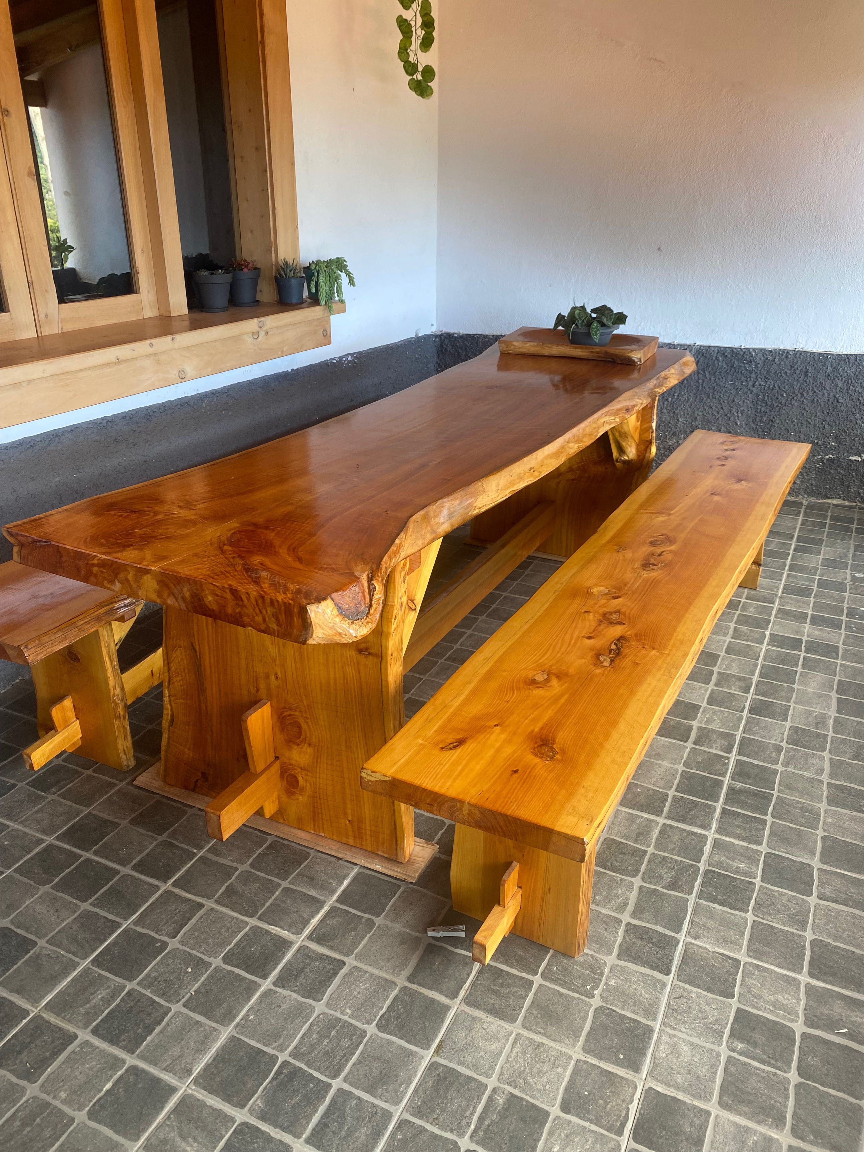 Mesa de cedro com bancos