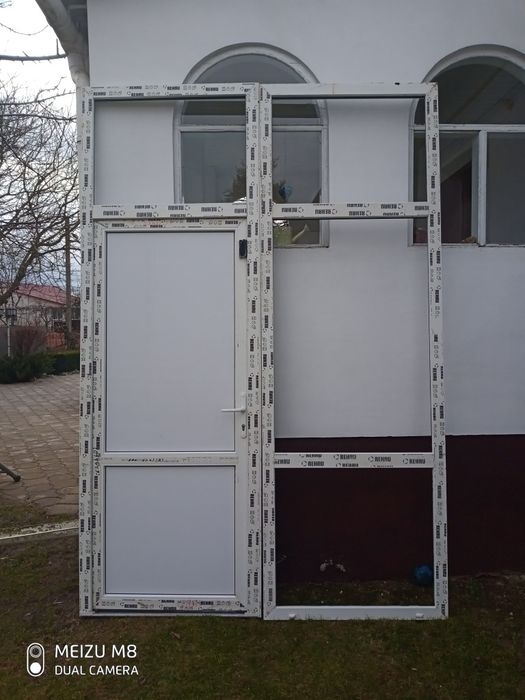 Металопластикові двері з нестандартною конструкцією