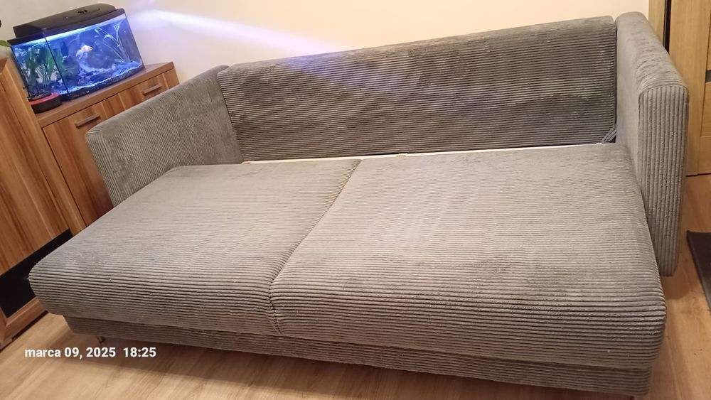 Sofa rozkładana szara z poduszkami, materiał sztruks
