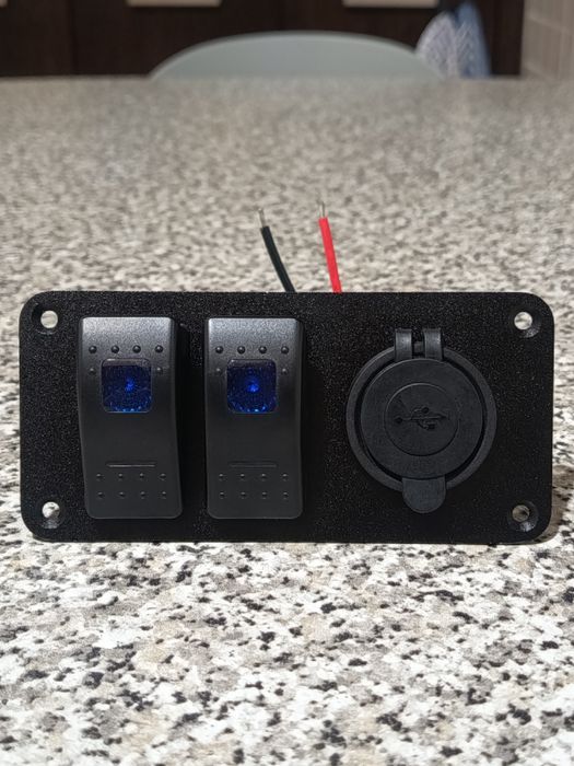 Painel de interruptores com 2 entradas USB
