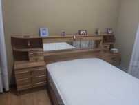Cama, colchão e mesas de cabeceira