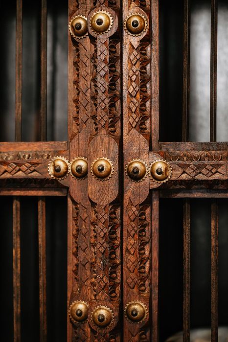 witryna biblioteczka regał drewno ciemne metalowe okucia kolonialna