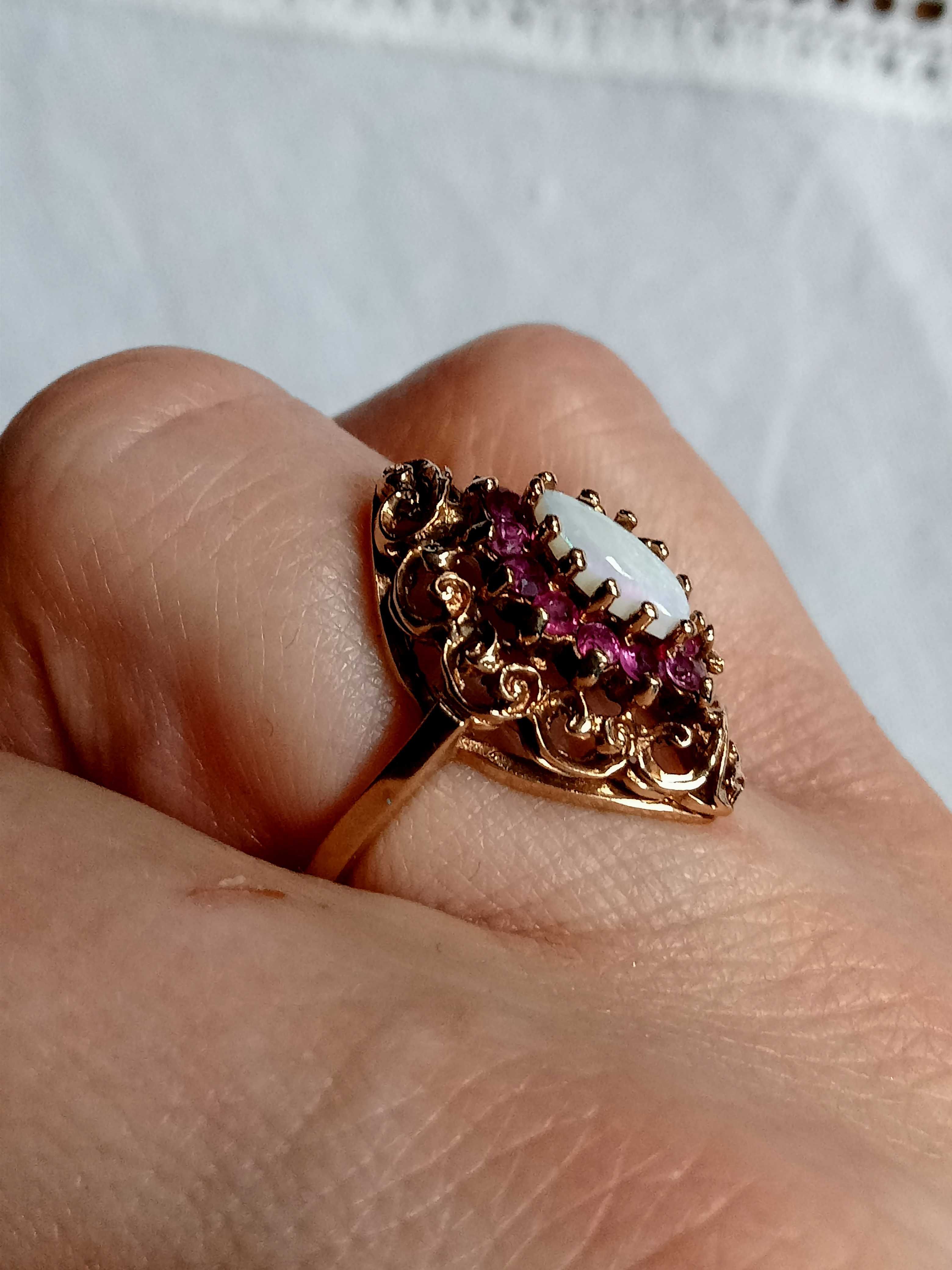 Piękny i zdobny stary pierścionek z opalem i rubinami 375/9K szafir