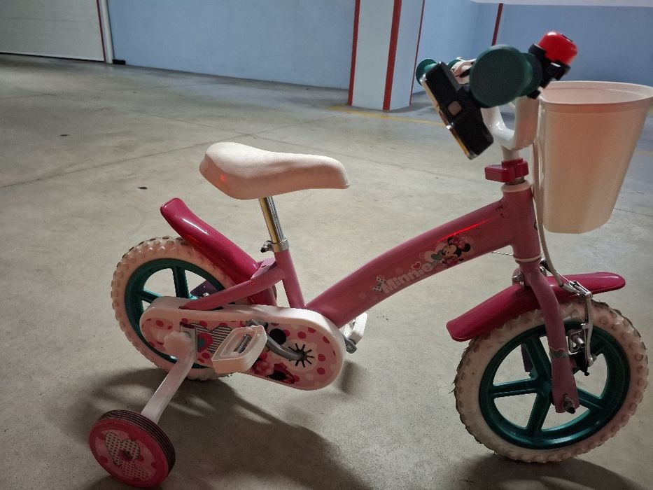 Bicicleta e capacete criança