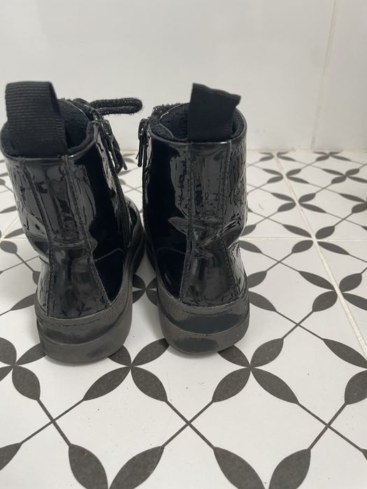 Trapery H&M lakierowane.