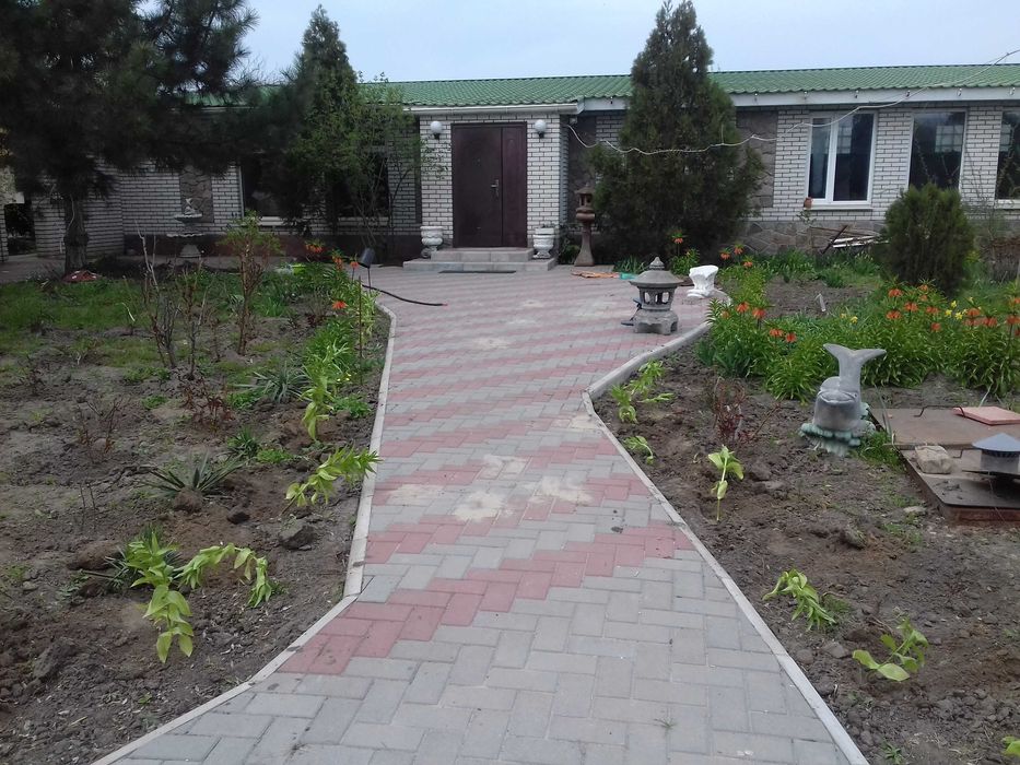 Продаж 2 поверхового будинку з гаражем і ділянкою.