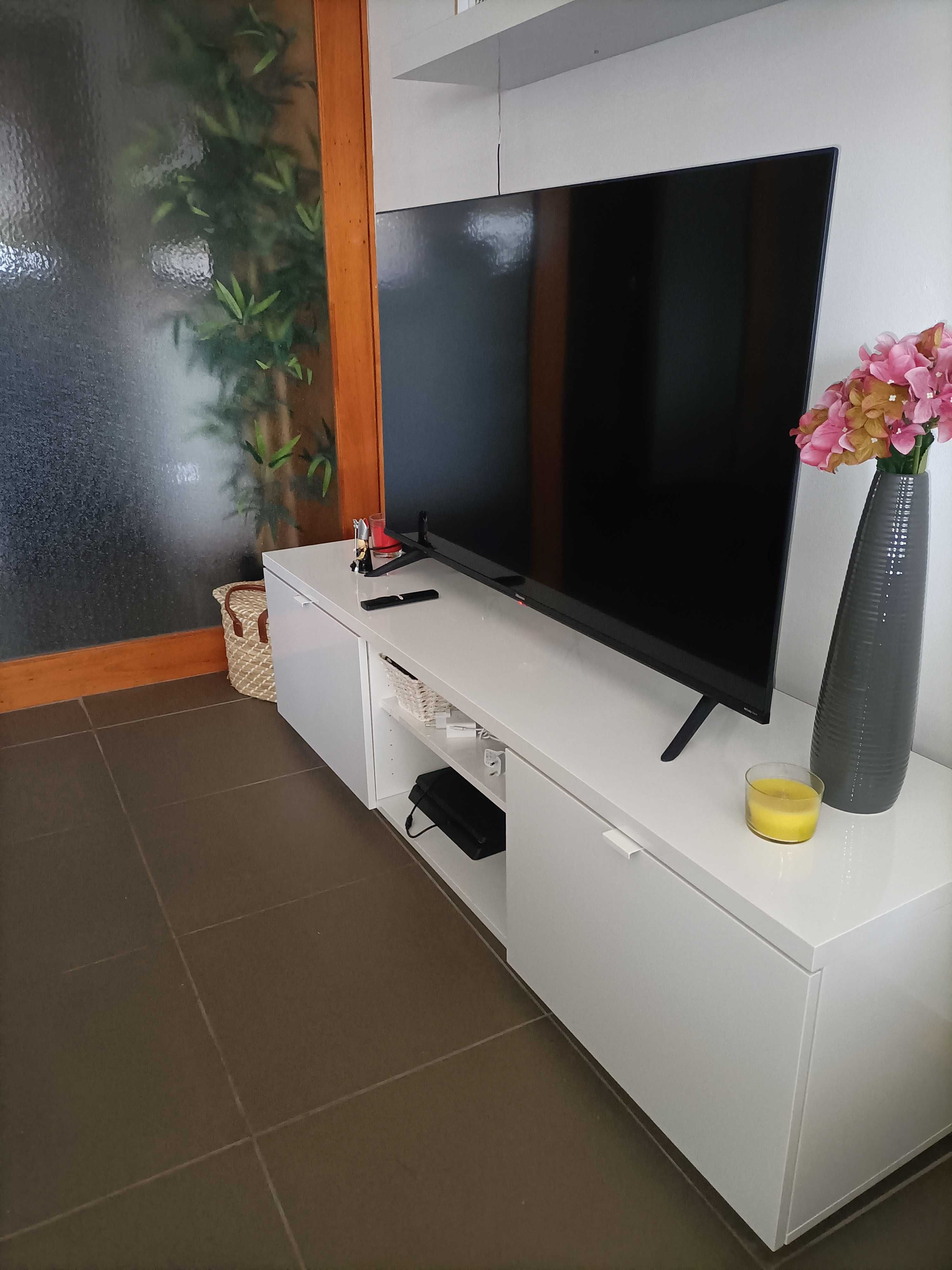 Móvel TV e prateleiras