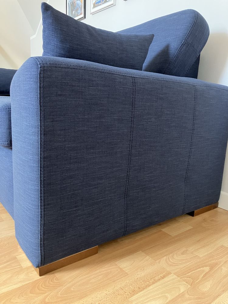 Granatowa sofa rozkładana z pojemnikiem na pościel Agata Meble