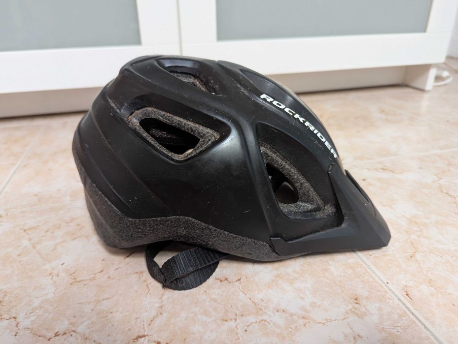 Capacete de bicicleta e bomba manual