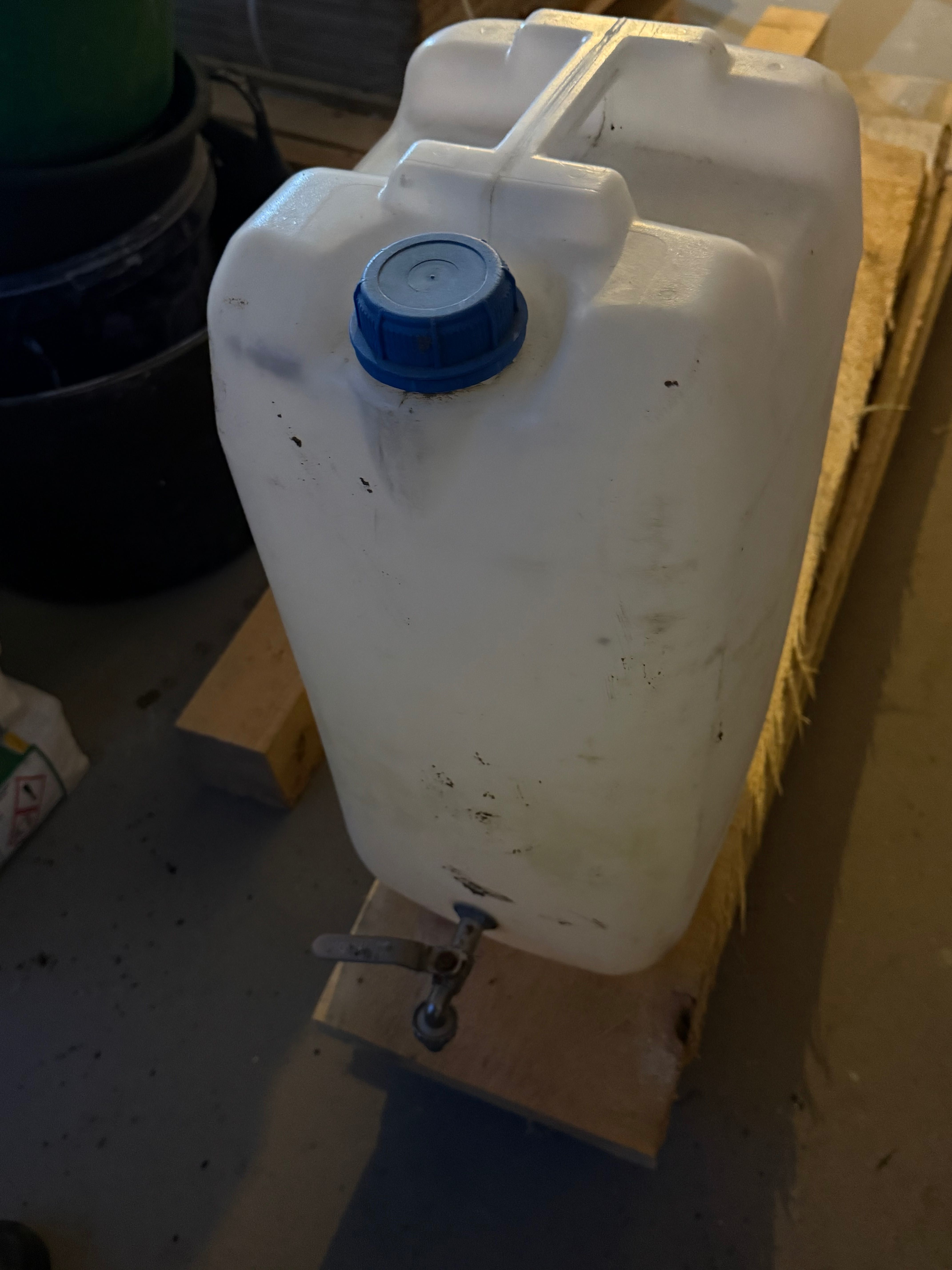 pojemnik  na wodę z kranikiem z kranem 30 l wyprzedaż Garażowa