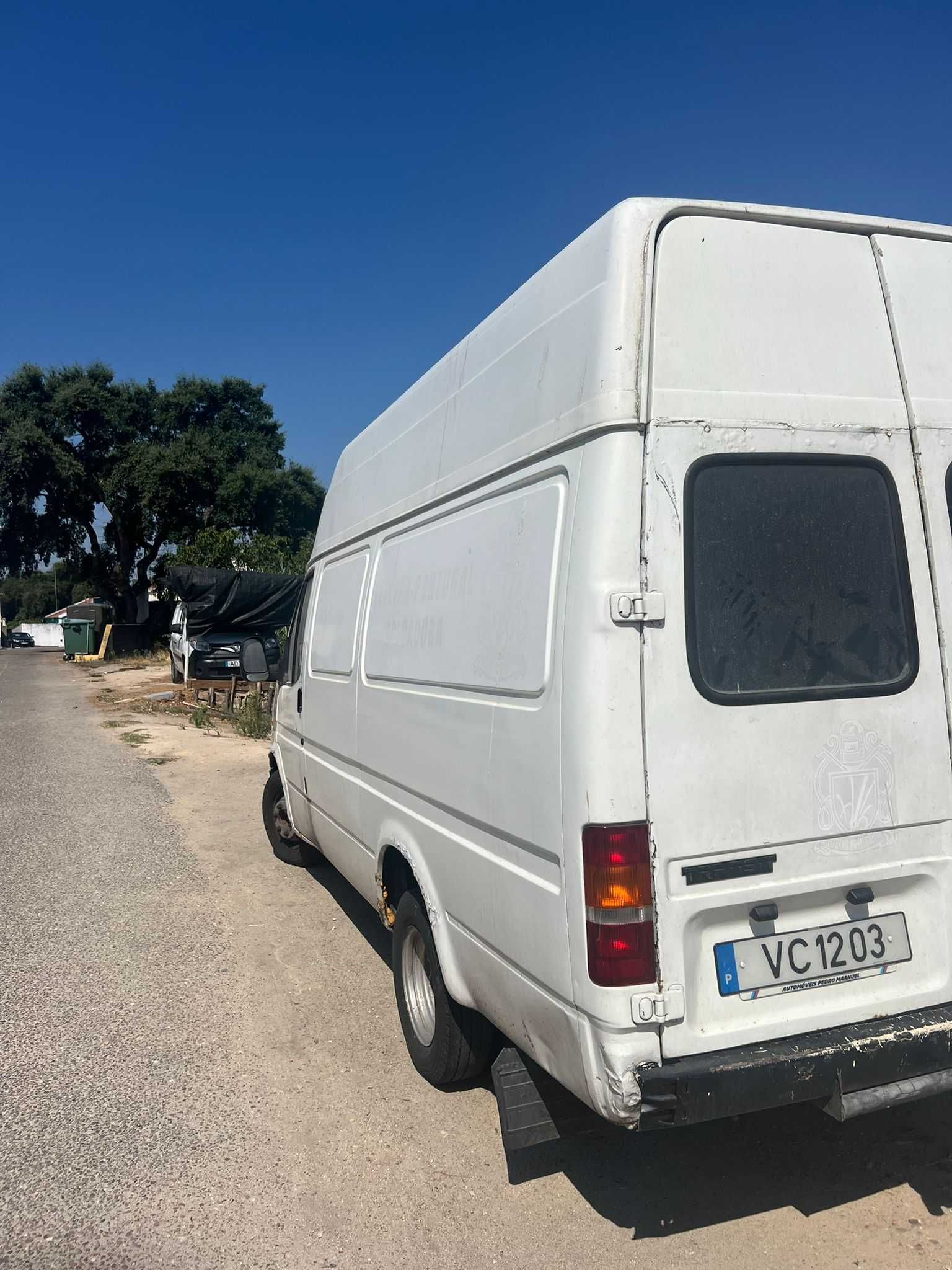 Ford Transit velha de guerra