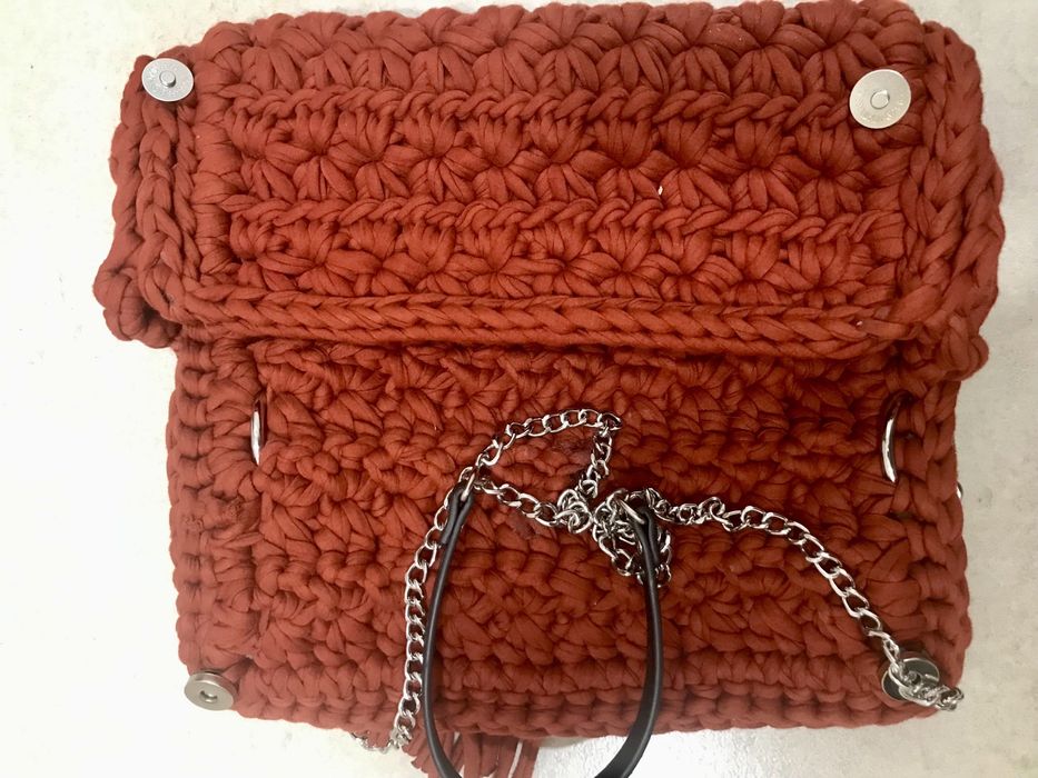 Bolsas em fio de malha de crochê