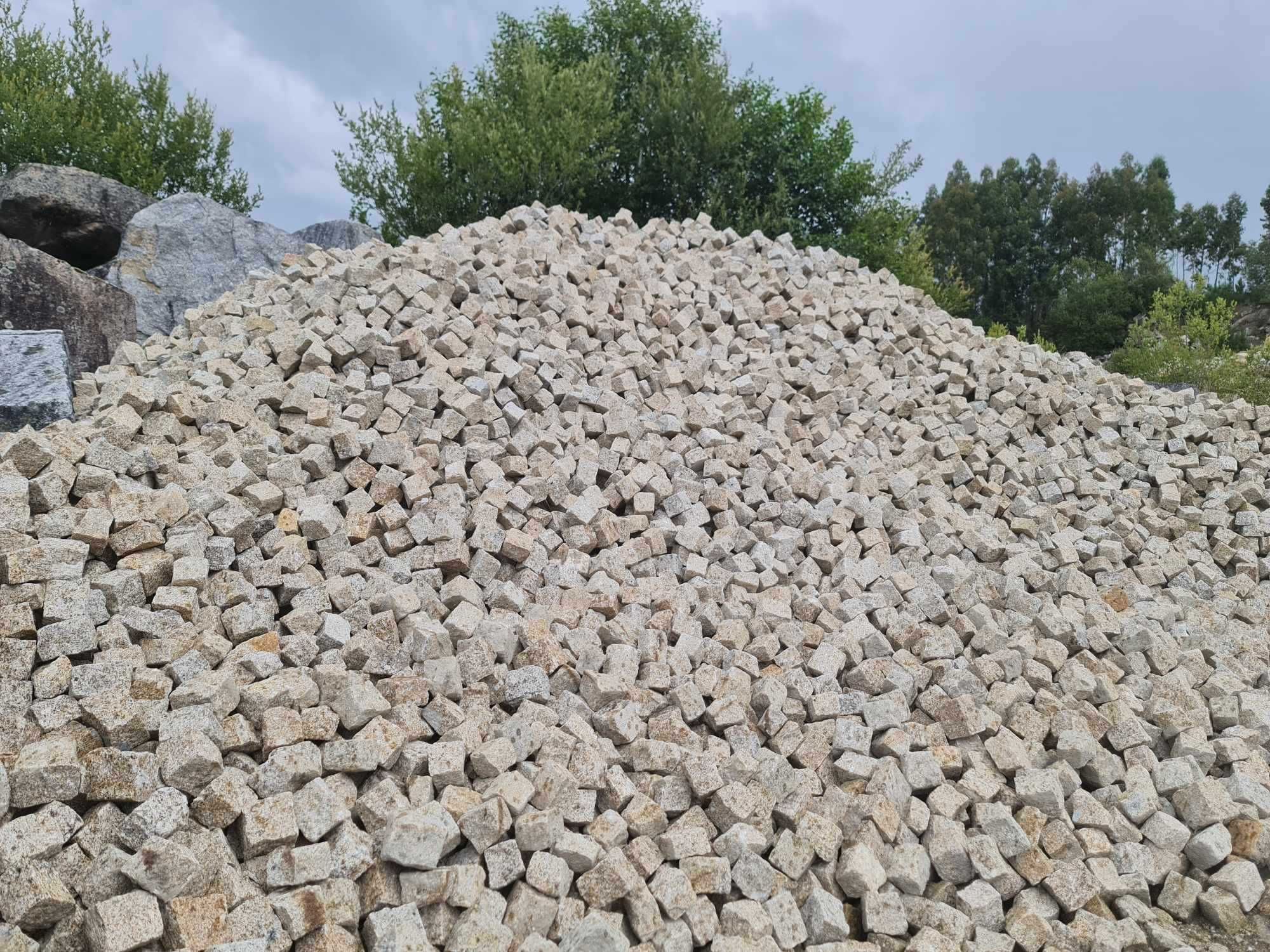 Paralelos de granito, cubos e meios cubos, rústicos ou serrados.