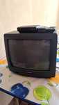 TV antiga com aparelho TDT e 2 comandos