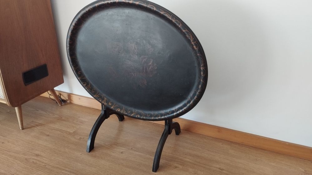 Mesa antiga e adorno