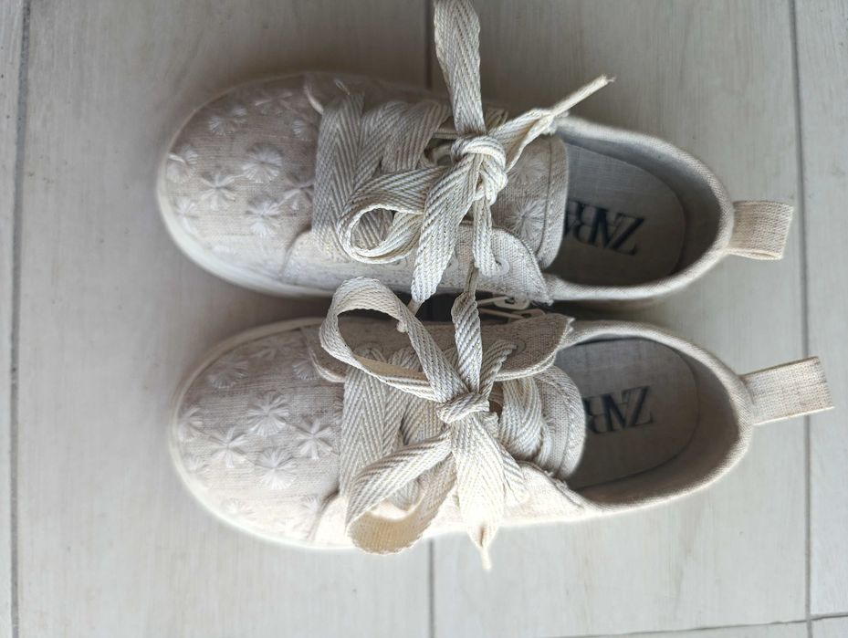 Sapatos de menina. Tamanho 27. Zara.