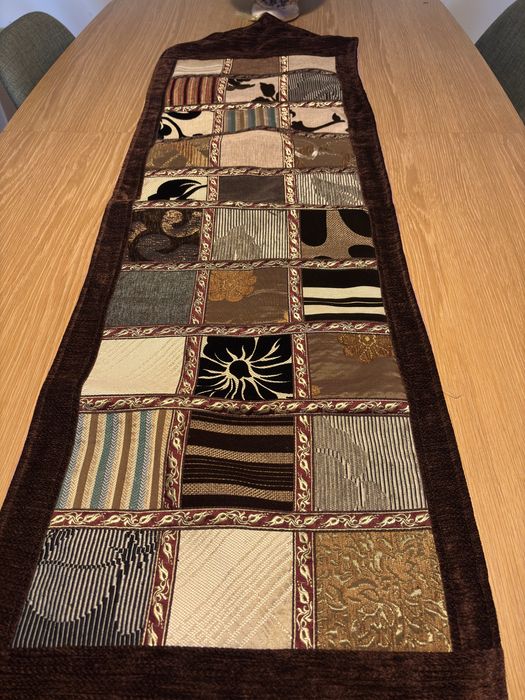 Corre-mesa, 1,60x0,35, com várias texturas e motivos. e