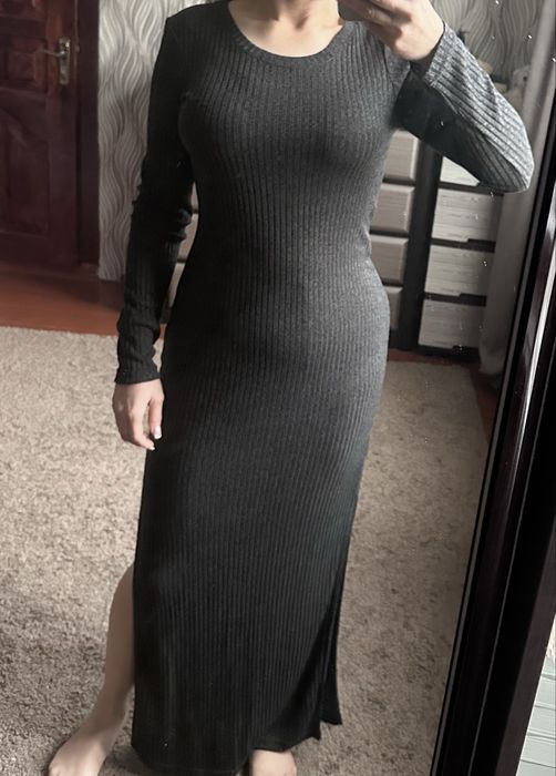 Сіра довга сукня в рубчик М