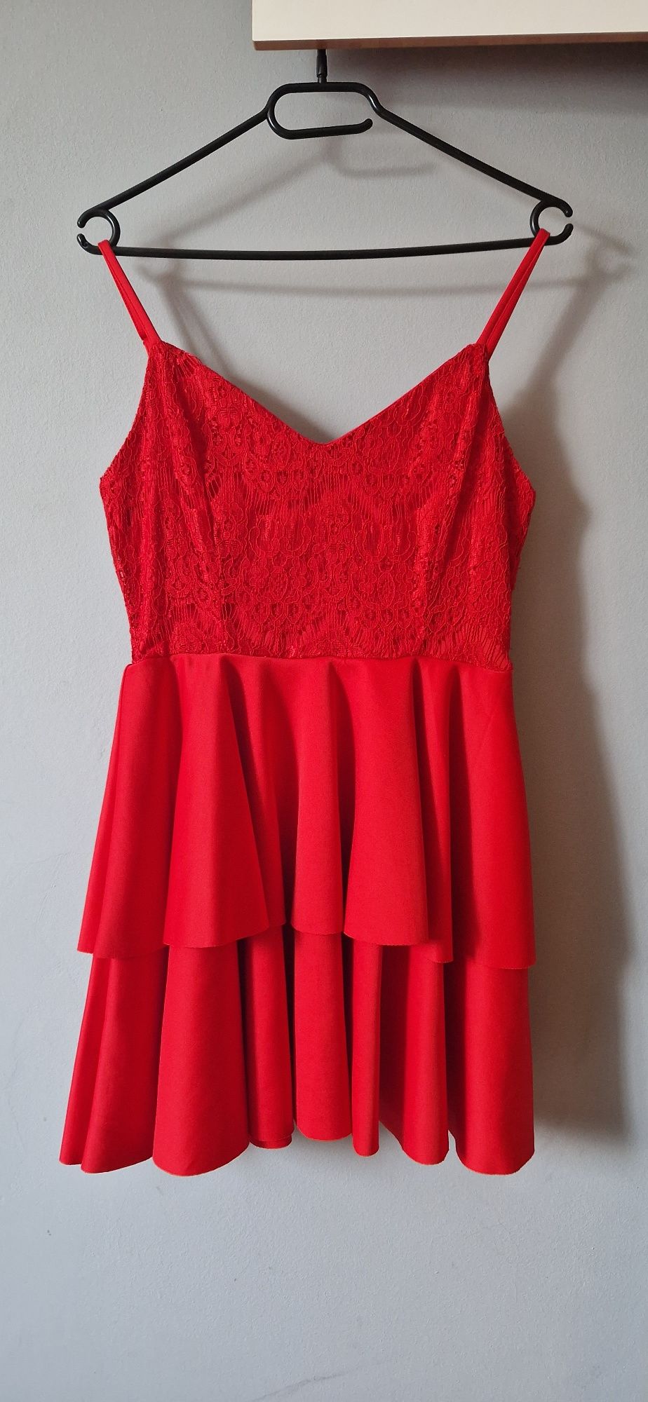 Czerwona sukienka z koronkową górą S