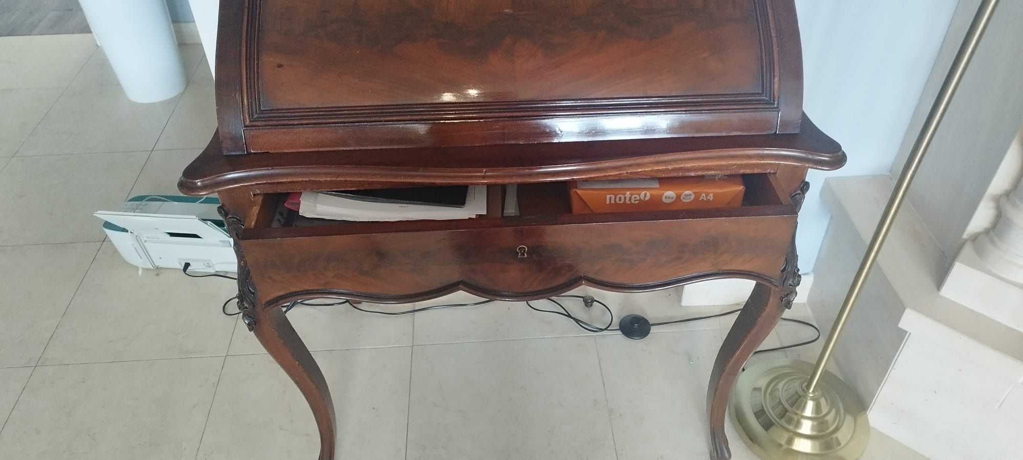 Escrivaninha antiga com cadeira em estilo romântico