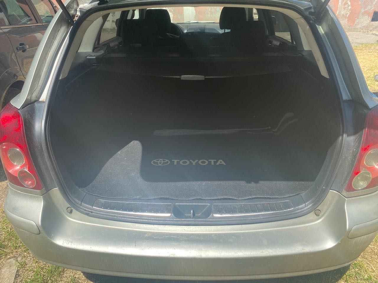 TOYOTA AVENSIS 2007 4*4 Official