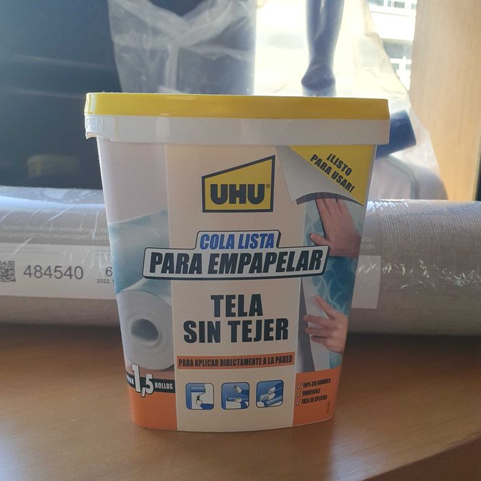 Papel de parede e kit de colagem com material