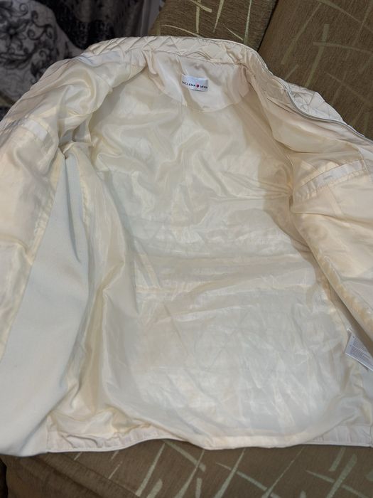 Жіноча куртка з резиночкою по бокам фірмова