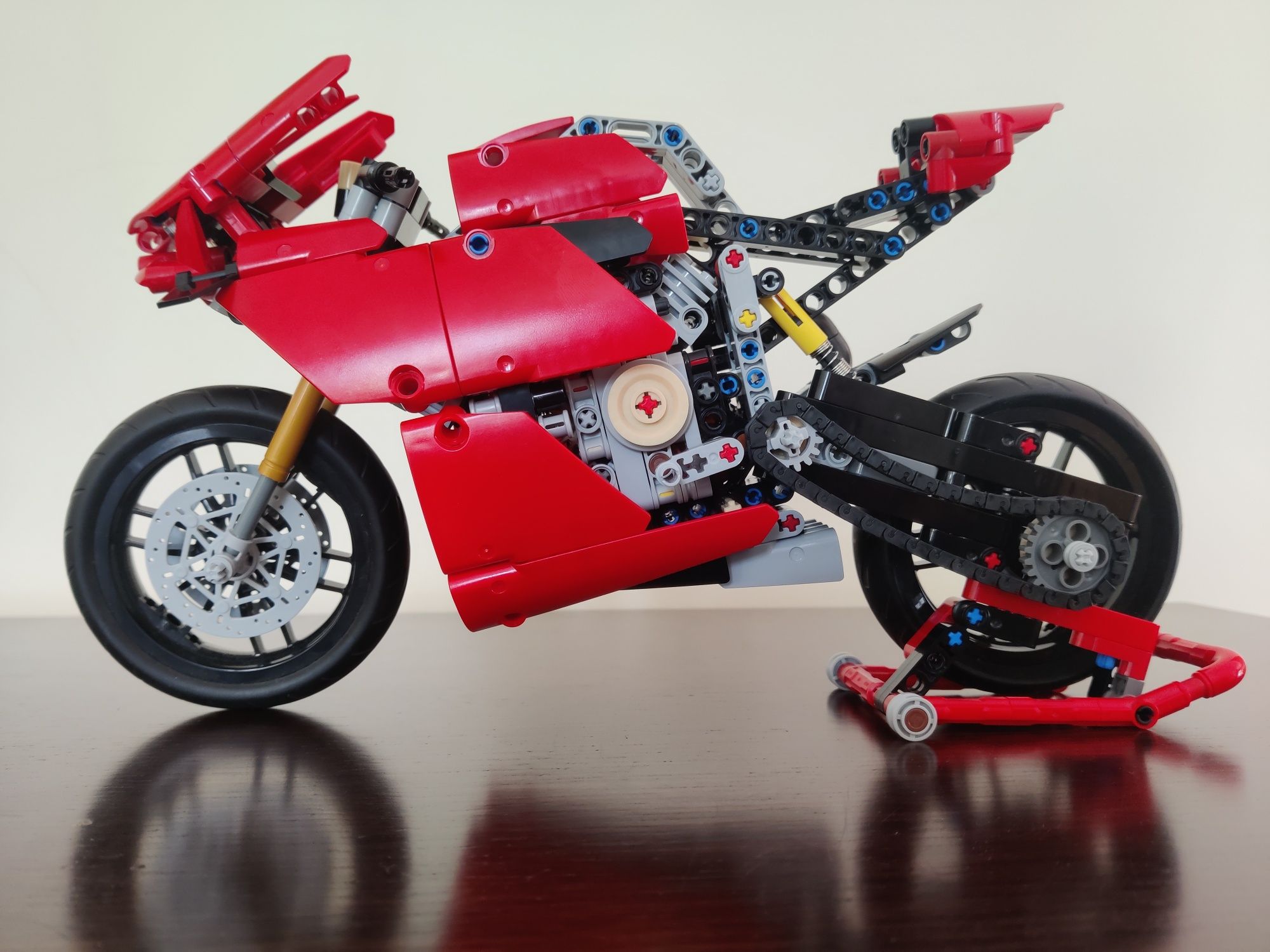LEGO Technic 42107 Ducati Panigale V4 R