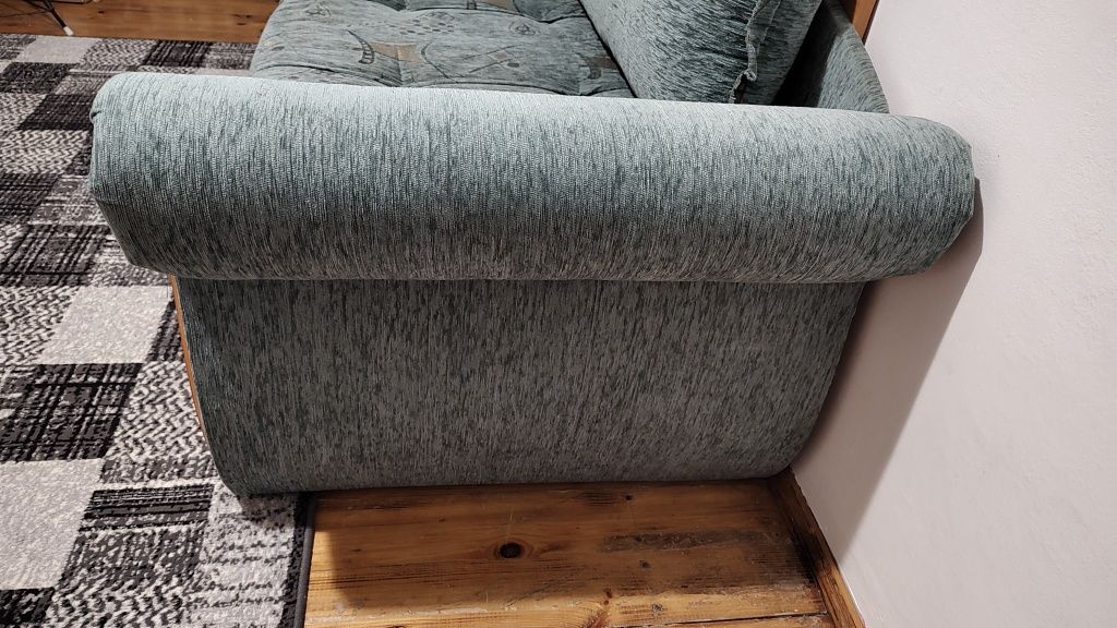 Sofa zielona, rozkładana z poduszkami