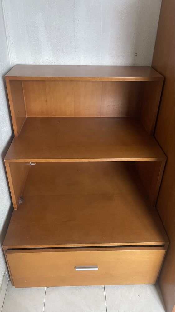 Cama madeira maciça com guarda fato embutido por baixo.