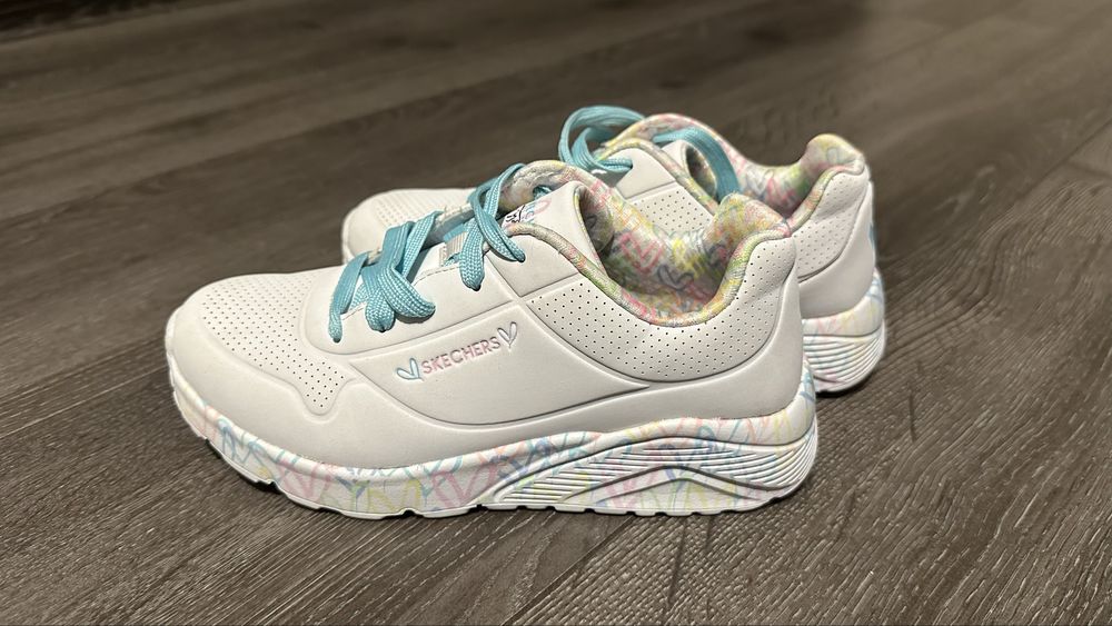 Кросівки Skechers для дівчинки, розмір 34 (EU), легкі та зручні