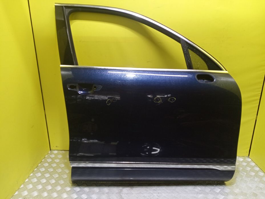 Двері передні праві  7P0831056 Volkswagen Touareg NF Туарег НФ Дверь