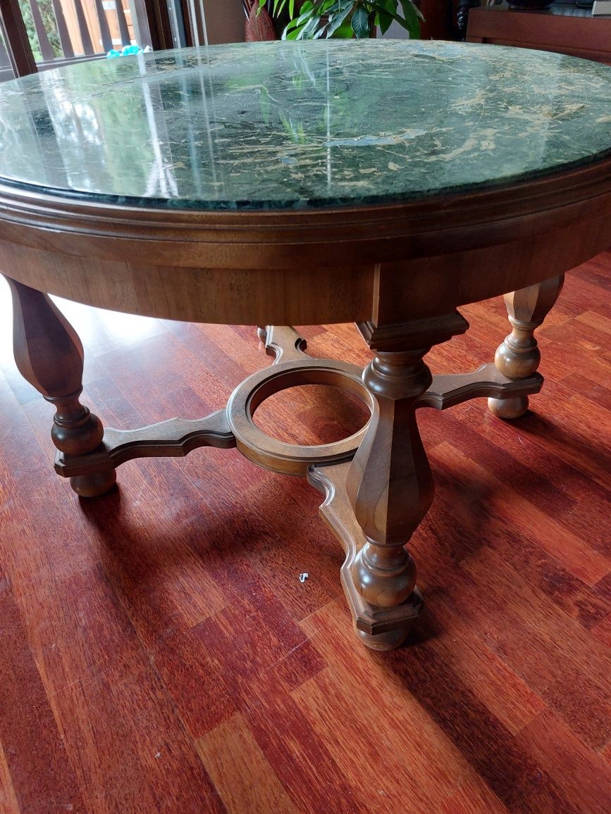 Stół drewniany z blatem marmurowym