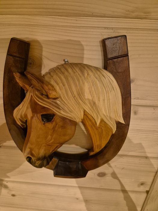 Drewniana podkowa duża z rzeźbą konia