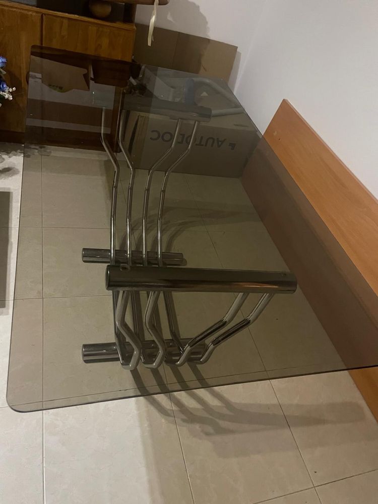 Mesa de jantar em vidro