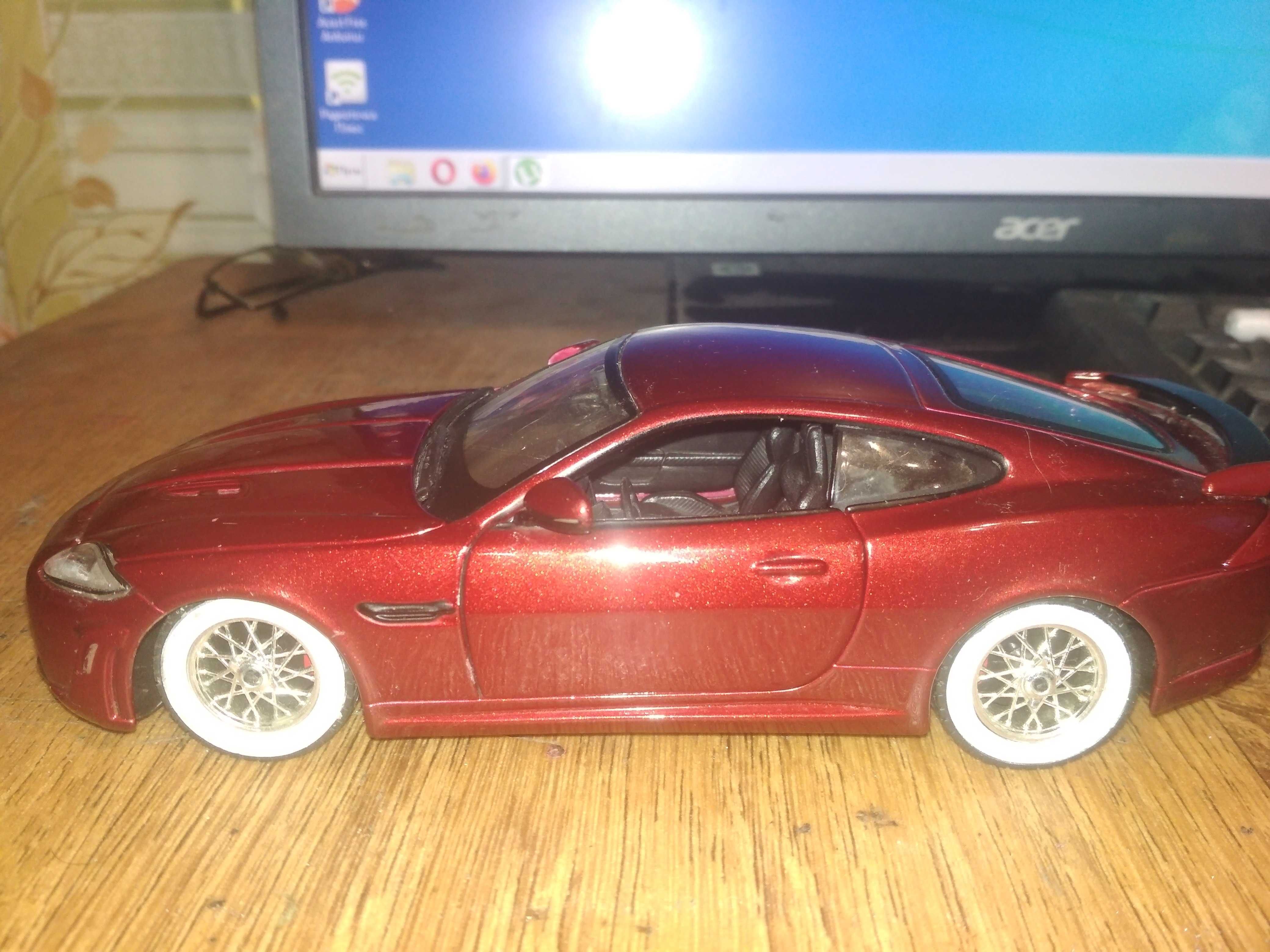 Машинка модель 1:24 Jaguar XKR-S- Burago