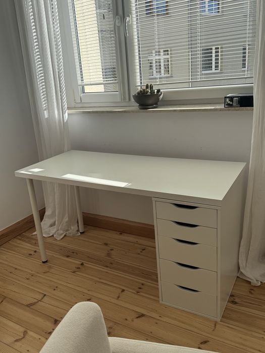 Białe biurko toaletka z alexem ikea