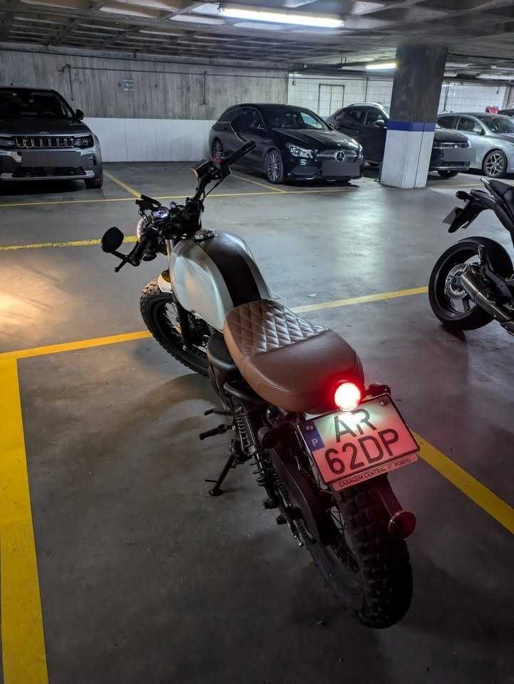 Mutt Akita 125, ano 2022, em excelente estado.