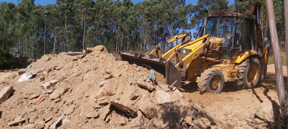 Retirada de entulhos , demolições, limpeza de terrenos, outros