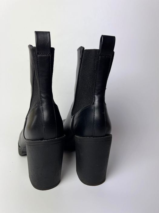 Осінні черевики зі штучної шкіри  з еластичними вставками з боків.