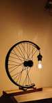 Industrialna lampka z koła rowerowego – unikat, handmade