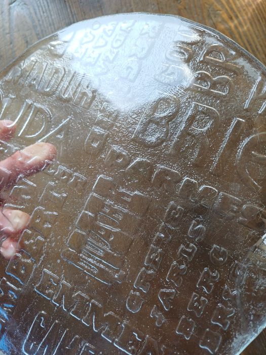 Szklana okrągła deseczka do podawania serów z uchwytami i napisami