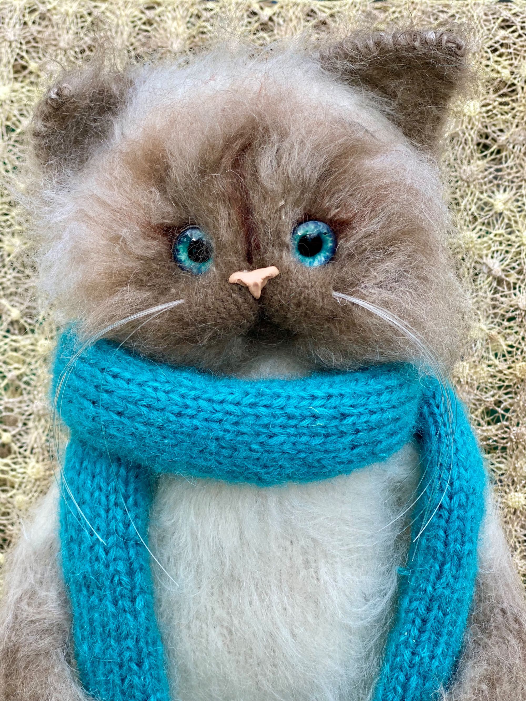 Сиамский котик со светящейся елочкой, декоративная игрушка