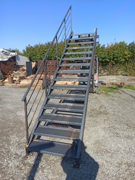 Schody metalowe z barierką