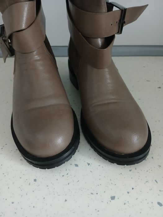 Жіночі зимові черевики.