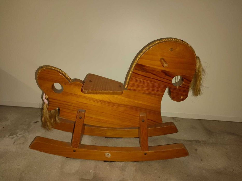 Cavalo Baloiçante de Madeira