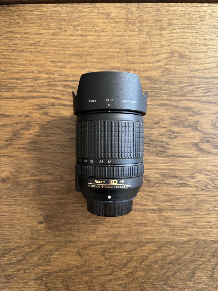 KIT Nikon D5600 + 2 Objetivas (18-140mm + 35mm) + 2 Baterias + Capa